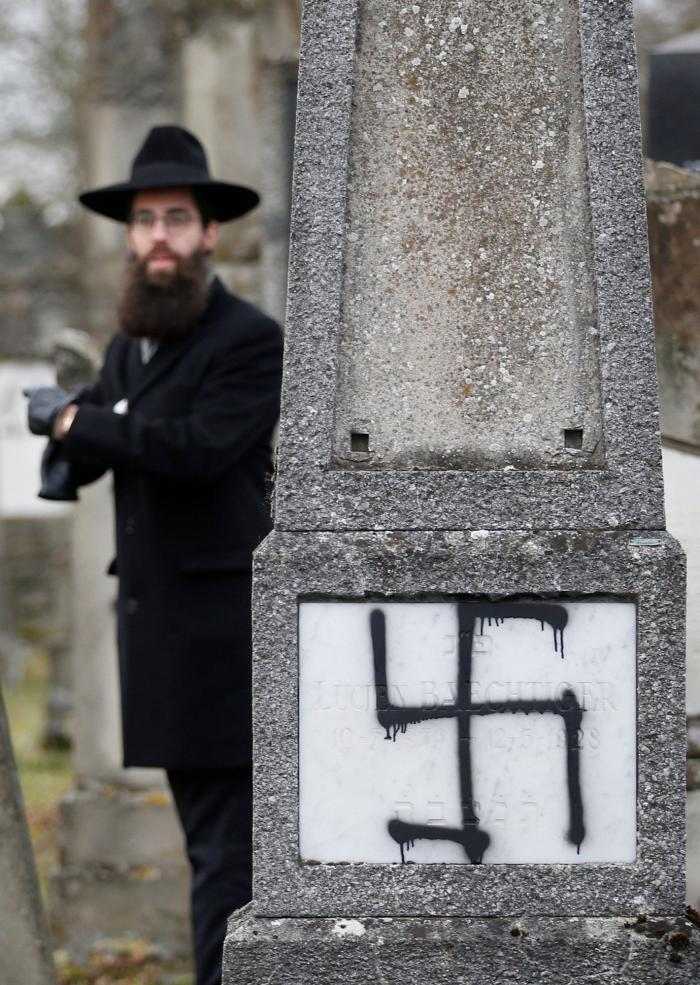 FOTOS: Un cementerio judío en Francia amanece plagado de esvásticas