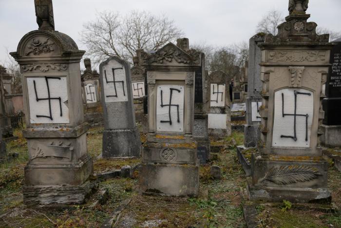 FOTOS: Un cementerio judío en Francia amanece plagado de esvásticas