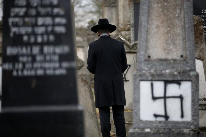 FOTOS: Un cementerio judío en Francia amanece plagado de esvásticas