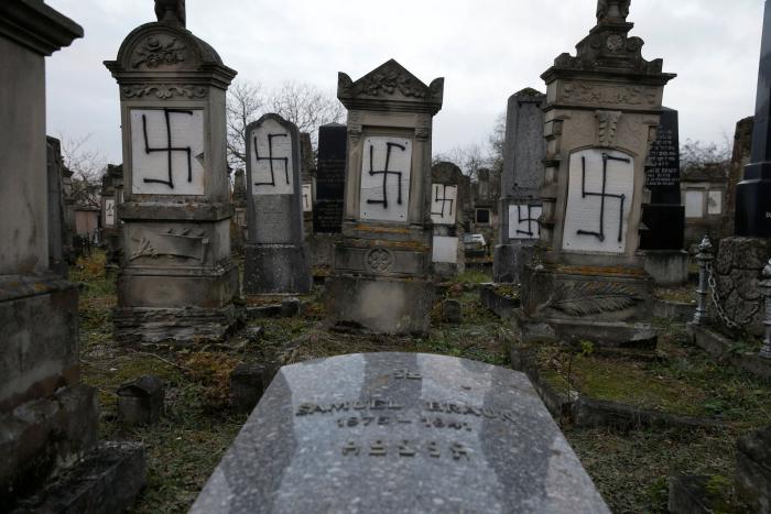 FOTOS: Un cementerio judío en Francia amanece plagado de esvásticas