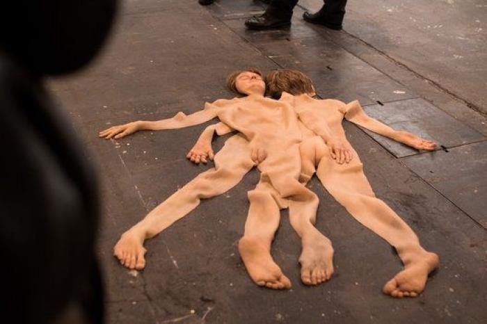 Ifema manda retirar de ARCO la obra de Santiago Sierra 'Presos Políticos'