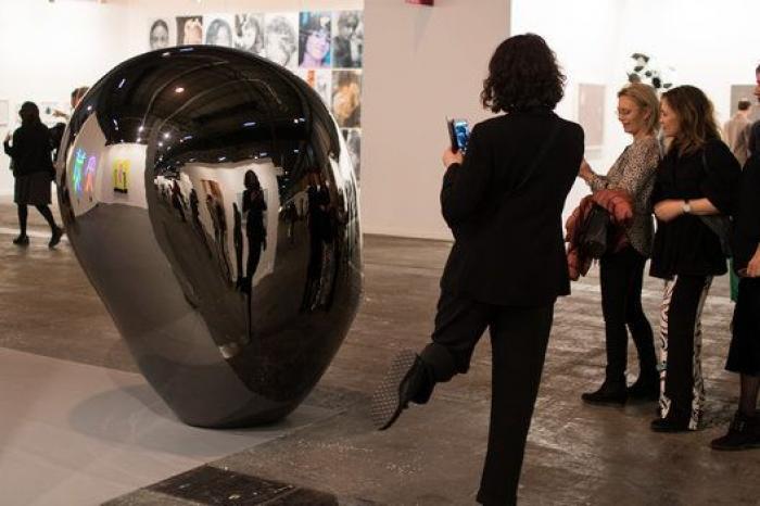 Ifema manda retirar de ARCO la obra de Santiago Sierra 'Presos Políticos'