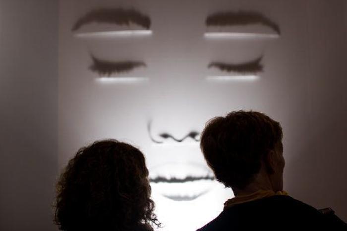 Ifema manda retirar de ARCO la obra de Santiago Sierra 'Presos Políticos'