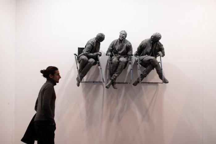 Ifema manda retirar de ARCO la obra de Santiago Sierra 'Presos Políticos'