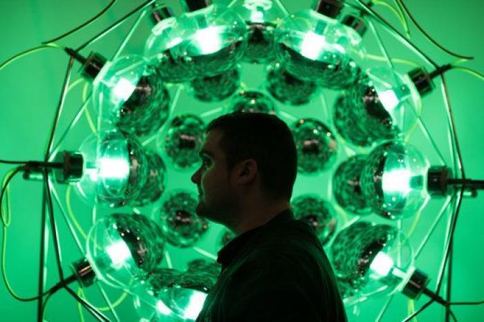 Ifema manda retirar de ARCO la obra de Santiago Sierra 'Presos Políticos'