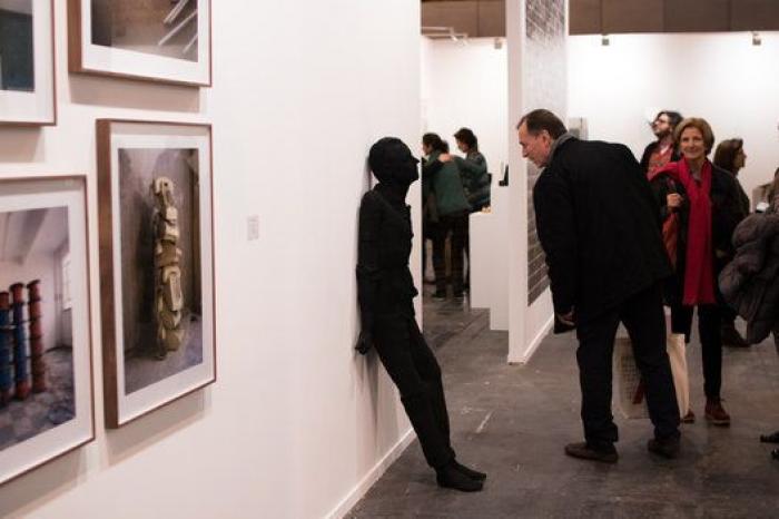 Ifema manda retirar de ARCO la obra de Santiago Sierra 'Presos Políticos'