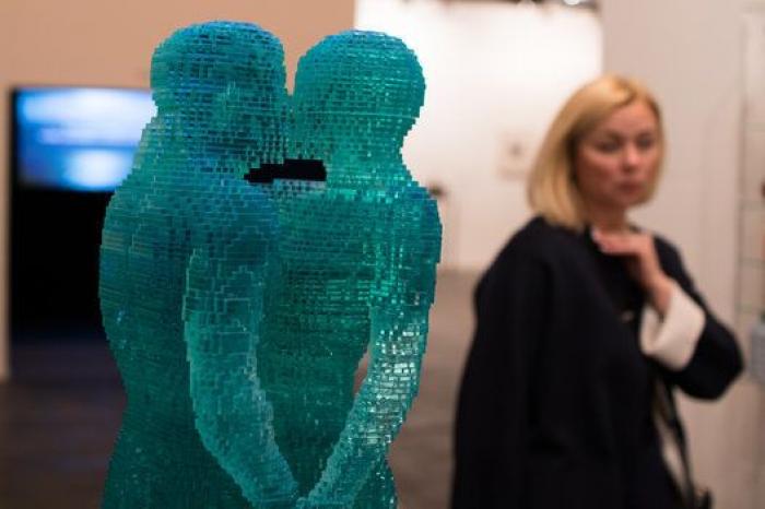 Ifema manda retirar de ARCO la obra de Santiago Sierra 'Presos Políticos'