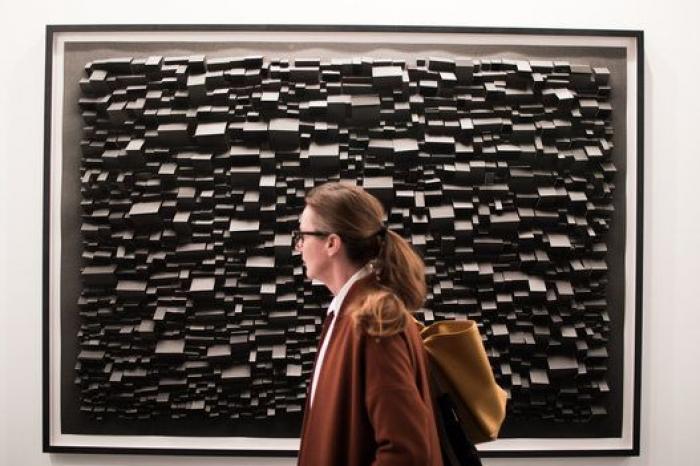 Ifema manda retirar de ARCO la obra de Santiago Sierra 'Presos Políticos'