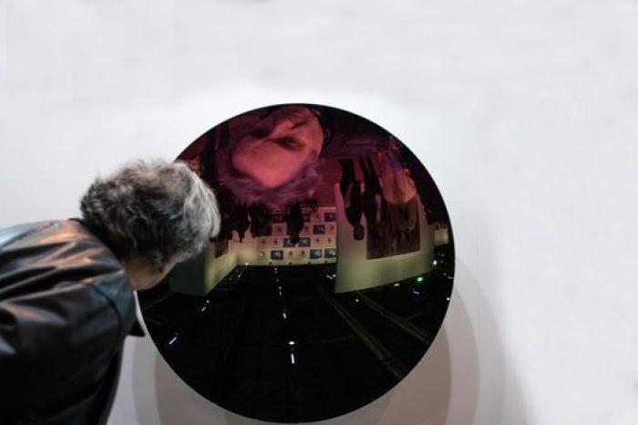 Ifema manda retirar de ARCO la obra de Santiago Sierra 'Presos Políticos'