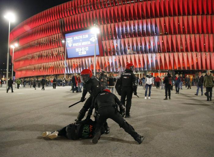 Muere de un infarto un ertzaina durante los altercados con hinchas rusos en Bilbao