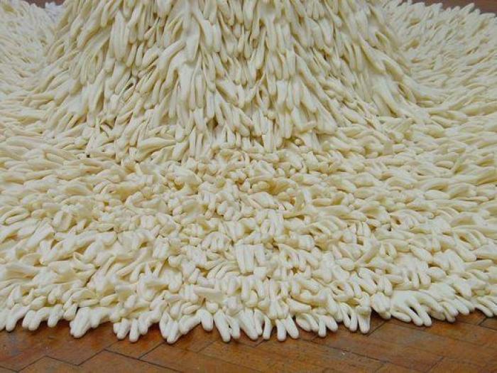 Vestidos de novia DIY: diseños hechos con guantes, vasos y botellas de plásticos