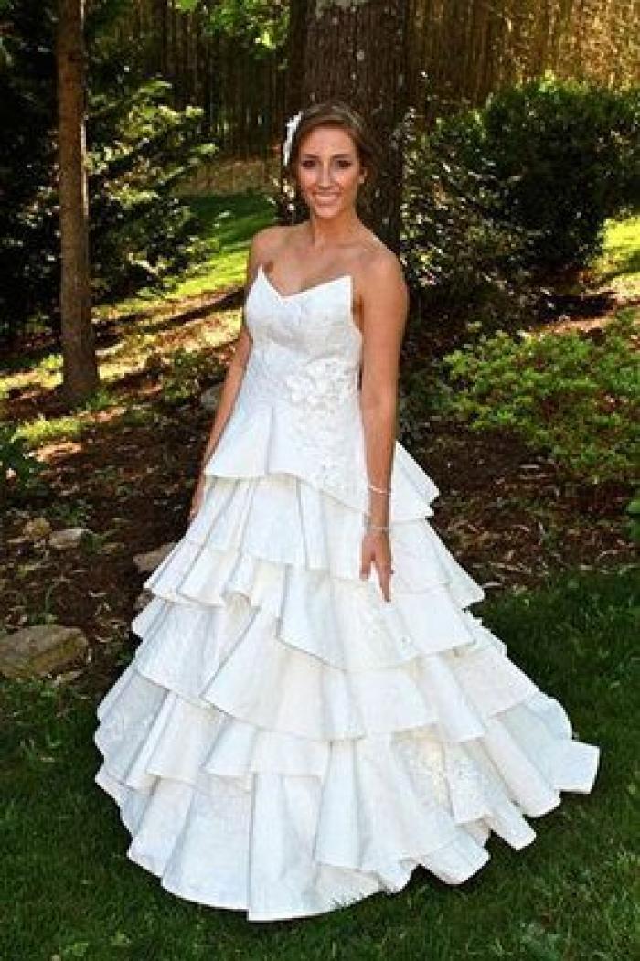 Vestidos de novia DIY: diseños hechos con guantes, vasos y botellas de plásticos