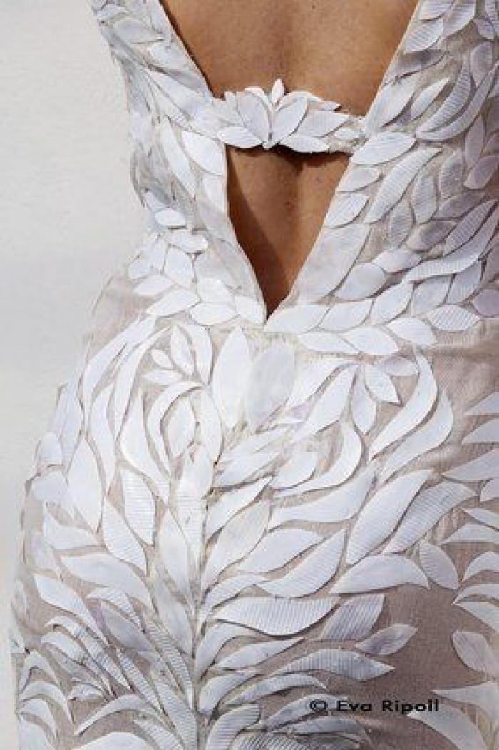 Vestidos de novia DIY: diseños hechos con guantes, vasos y botellas de plásticos