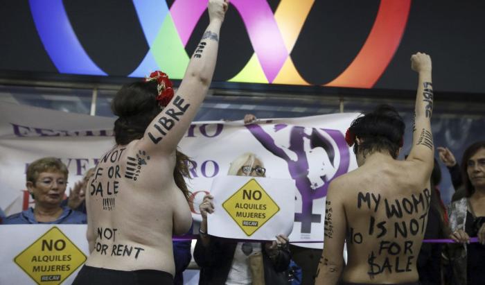Protesta feminista en Madrid contra la feria de gestación subrogada
