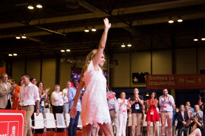 La entronización de Sánchez: Guns N' Roses, 'millennials', el padre Ángel y Paloma Segrelles