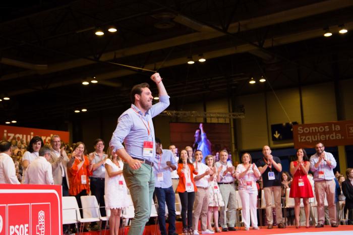 La entronización de Sánchez: Guns N' Roses, 'millennials', el padre Ángel y Paloma Segrelles