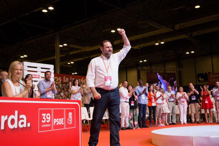 La entronización de Sánchez: Guns N' Roses, 'millennials', el padre Ángel y Paloma Segrelles