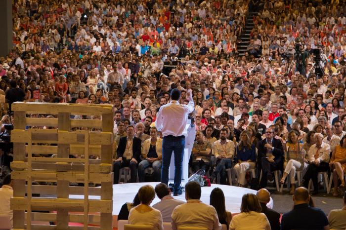 La entronización de Sánchez: Guns N' Roses, 'millennials', el padre Ángel y Paloma Segrelles