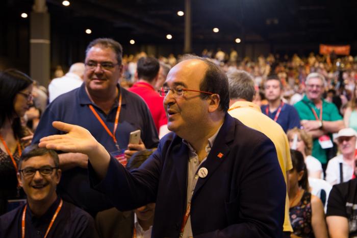 La entronización de Sánchez: Guns N' Roses, 'millennials', el padre Ángel y Paloma Segrelles