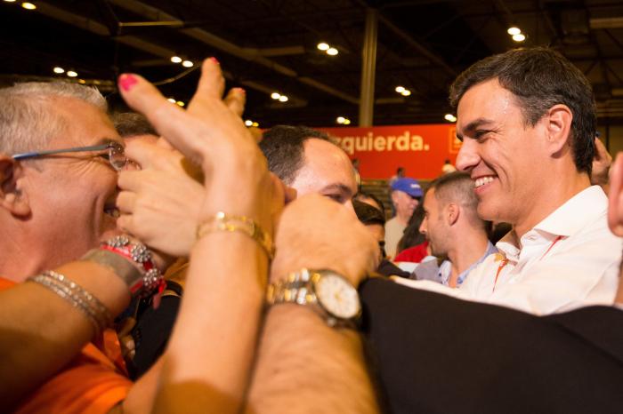 La entronización de Sánchez: Guns N' Roses, 'millennials', el padre Ángel y Paloma Segrelles