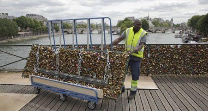 Adiós a los 'candados del amor' en el Puente de las Artes de París y otras fotos que deja el lunes