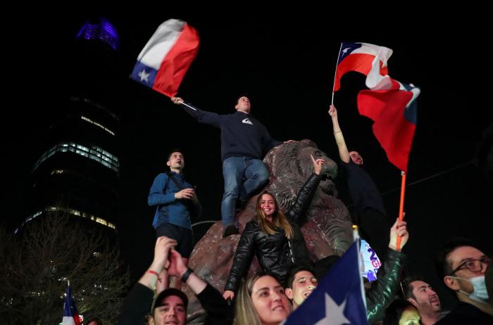 Boric desliza un posible cambio de gabinete, mientras las calles de Chile festejan el "rechazo"