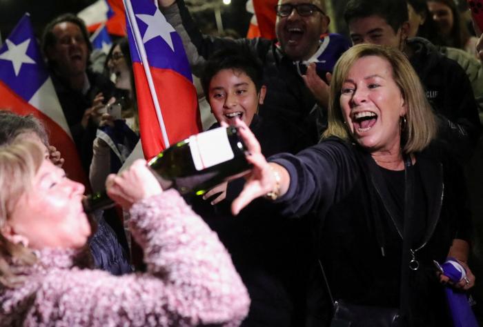 Boric desliza un posible cambio de gabinete, mientras las calles de Chile festejan el "rechazo"