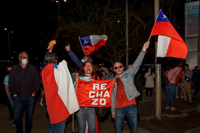 Boric desliza un posible cambio de gabinete, mientras las calles de Chile festejan el "rechazo"