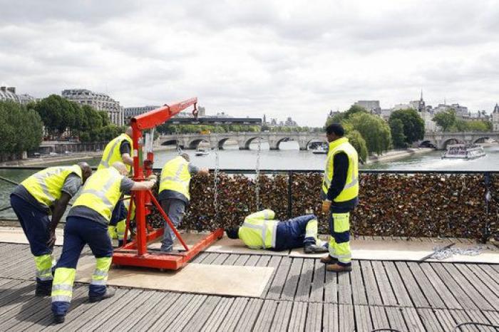 París ya no es tan 'ciudad del amor': las fotos de la retirada de los candados del Puente de la Artes