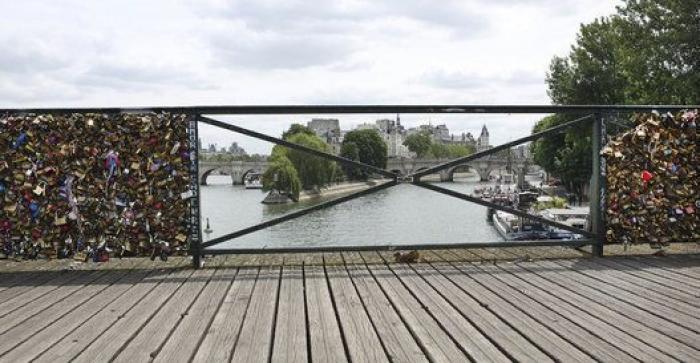 París ya no es tan 'ciudad del amor': las fotos de la retirada de los candados del Puente de la Artes