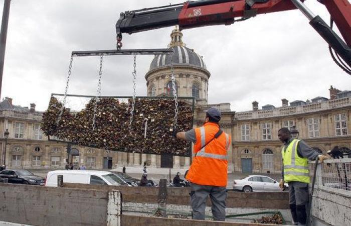París ya no es tan 'ciudad del amor': las fotos de la retirada de los candados del Puente de la Artes