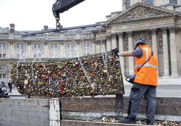 París ya no es tan 'ciudad del amor': las fotos de la retirada de los candados del Puente de la Artes