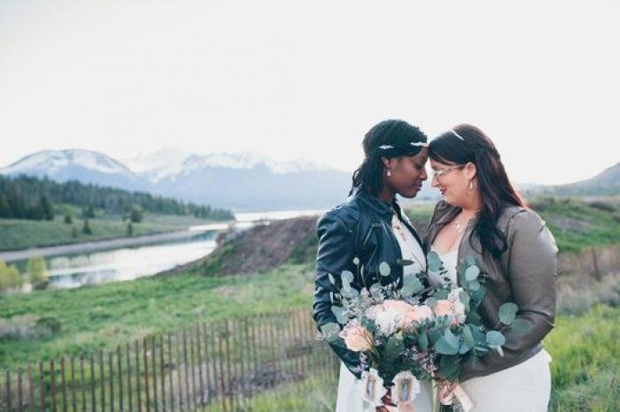 19 novias que triunfaron al combianar su vestido con una chaqueta de cuero