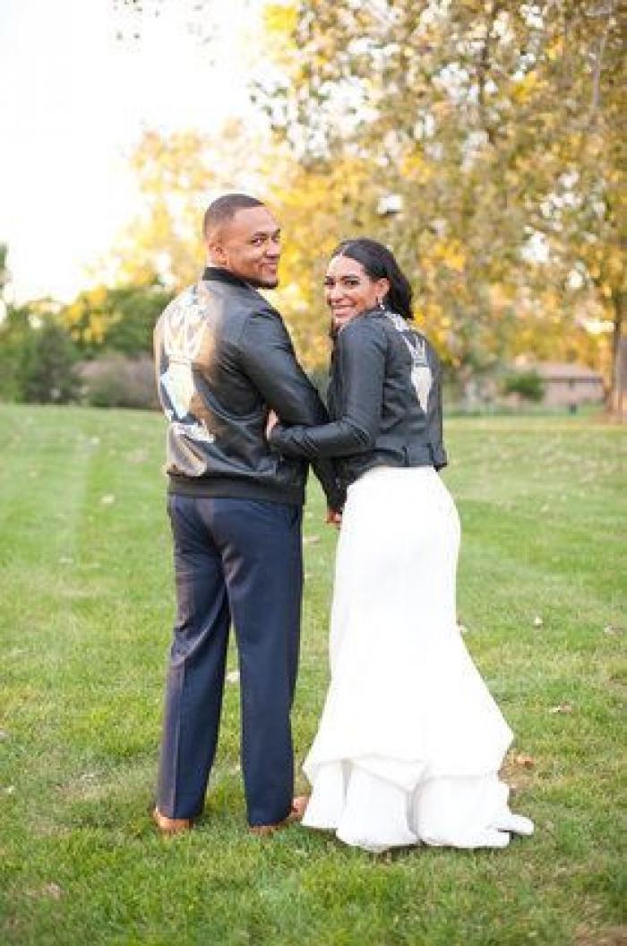 19 novias que triunfaron al combianar su vestido con una chaqueta de cuero