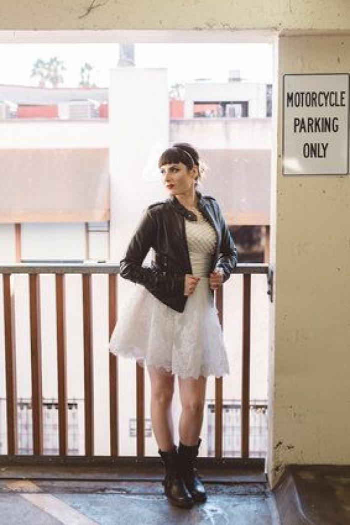 19 novias que triunfaron al combianar su vestido con una chaqueta de cuero