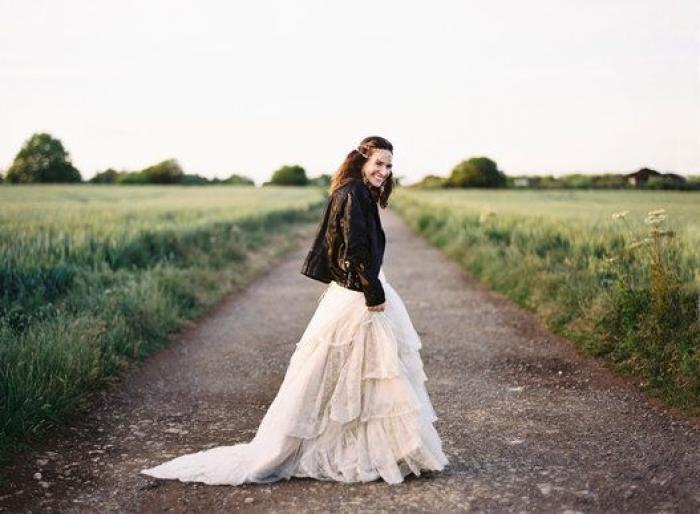 19 novias que triunfaron al combianar su vestido con una chaqueta de cuero