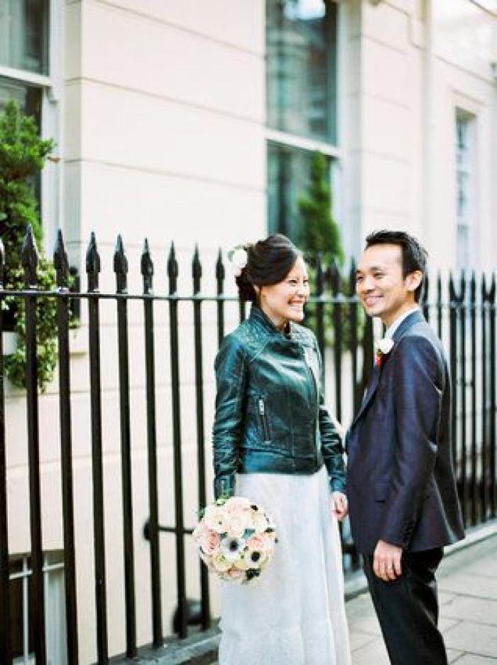 19 novias que triunfaron al combianar su vestido con una chaqueta de cuero