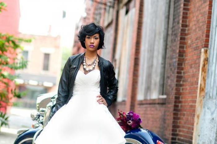 19 novias que triunfaron al combianar su vestido con una chaqueta de cuero