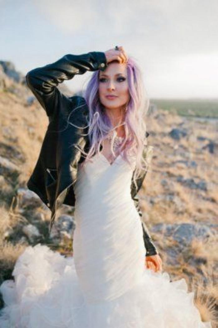 19 novias que triunfaron al combianar su vestido con una chaqueta de cuero