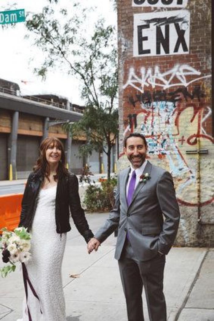 19 novias que triunfaron al combianar su vestido con una chaqueta de cuero