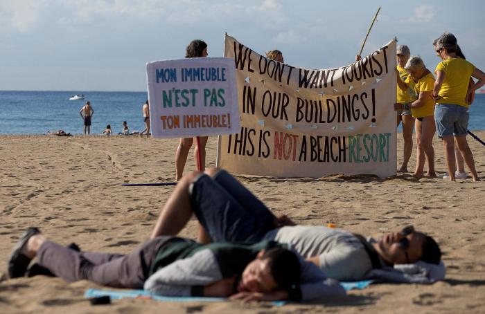 Un turista británico drogado salta desde el cuarto piso de unos apartamentos de Gran Canaria