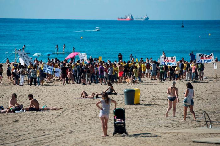 Un turista británico drogado salta desde el cuarto piso de unos apartamentos de Gran Canaria