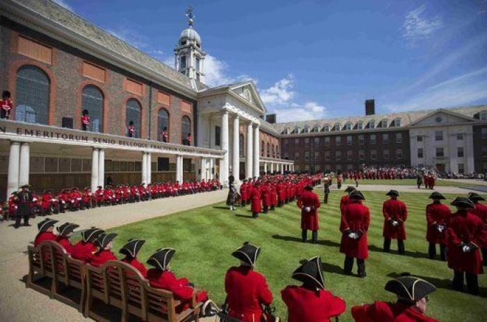 La policía china impidiendo un suicidio, la feria del caballo en Appleby y otras fotos del jueves