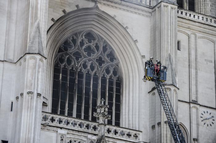 Un incendio calcina gran parte de la histórica catedral de Nantes (Francia)