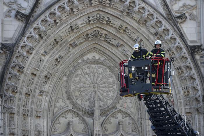 Un incendio calcina gran parte de la histórica catedral de Nantes (Francia)