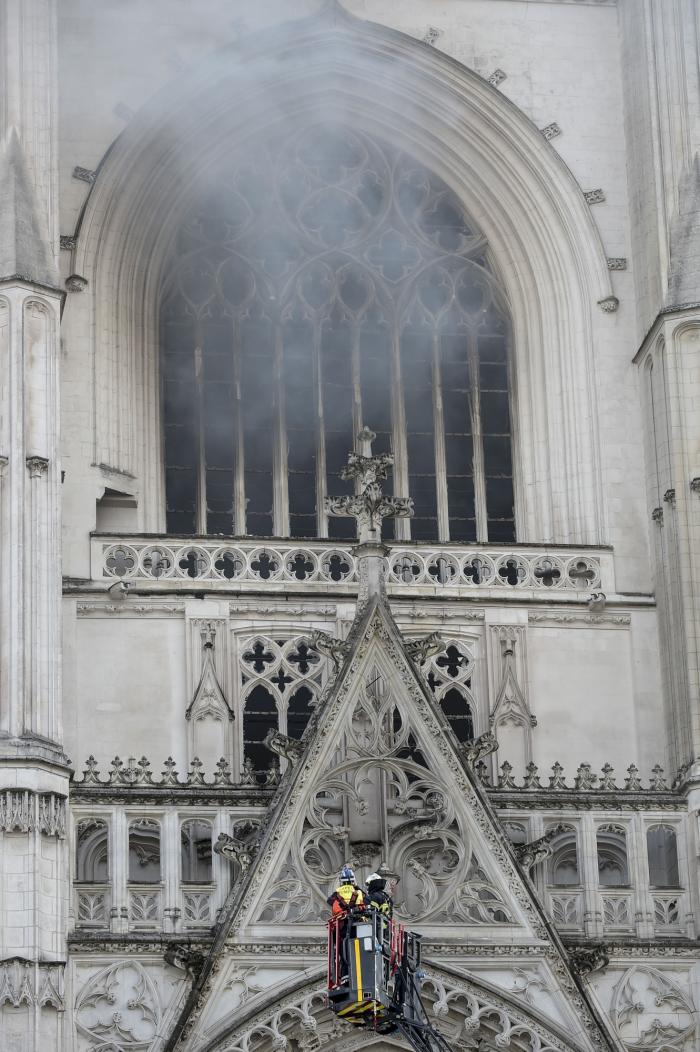 Un incendio calcina gran parte de la histórica catedral de Nantes (Francia)