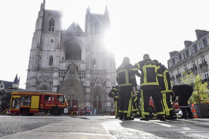 Un incendio calcina gran parte de la histórica catedral de Nantes (Francia)