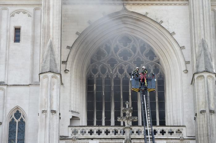 Un incendio calcina gran parte de la histórica catedral de Nantes (Francia)