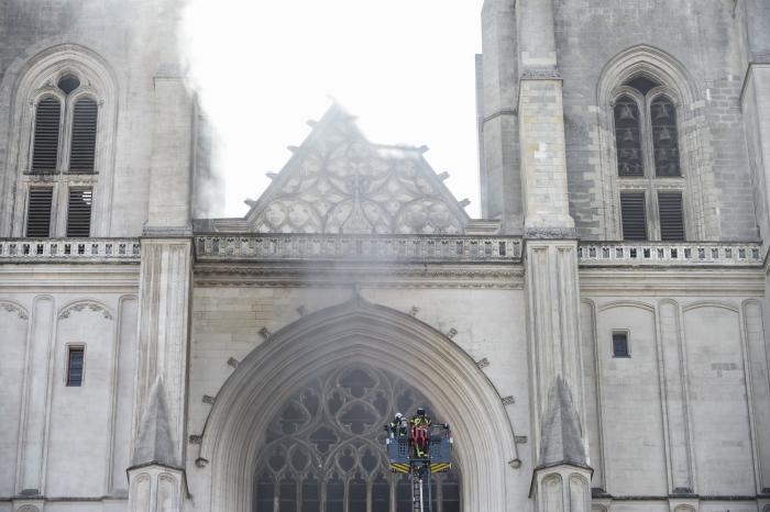 Un incendio calcina gran parte de la histórica catedral de Nantes (Francia)