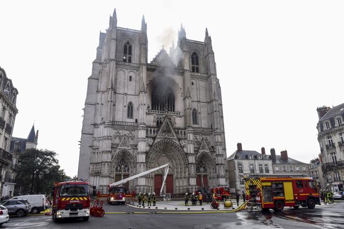 Un incendio calcina gran parte de la histórica catedral de Nantes (Francia)